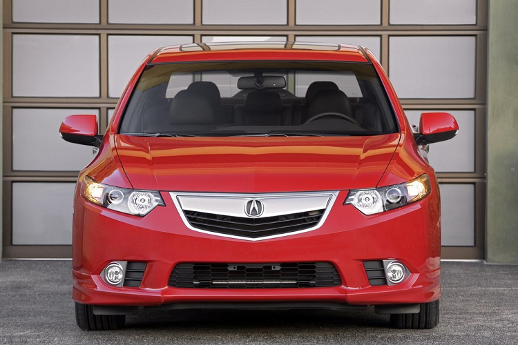 TSX của Zuckerberg là dòng sedan cỡ vừa, hạng trung của thương hiệu hạng sang Acura. Bên cạnh đó, một số bài báo cho biết tỷ phú này sở hữu thêm một chiếc hatchback thể thao Volkswagen Golf GTI