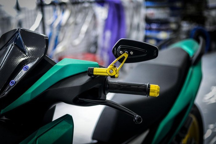 Về tổng thể, Honda Winner X độ tại Bình Dương đã có bộ vỏ mới, màu xanh đẹp mắt. Điểm nhấn của xe là một số chi tiết màu vàng