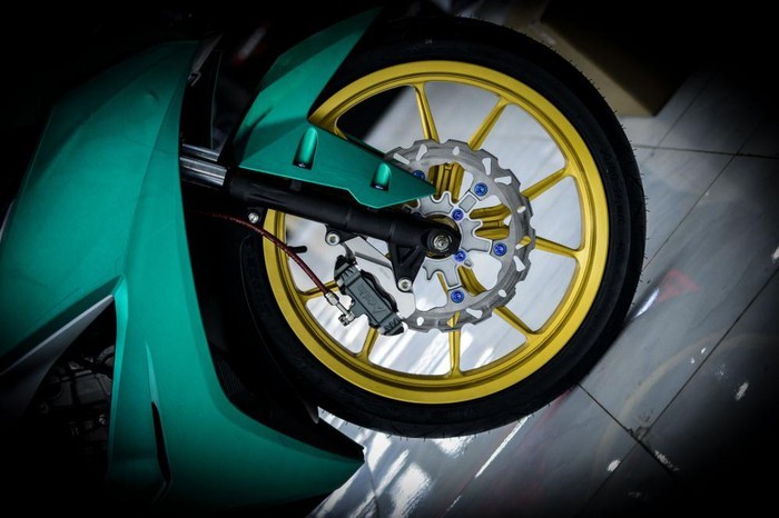 Chủ nhân chiếc Winner X đã nâng cấp khá nhiều như gắp Đơn Bosado; Phuộc Redleo Mod Nitron; Sên Conora Xteel; Heo 4 pit Adelin; Cổ 2 khúc titan; Bảo vệ tay thắng cacbon GEM...