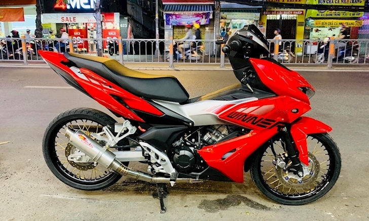 Bánh căm kết hợp với gắp nhôm giúp chiếc xe có một vẻ đẹp bất đối xứng, rất khác lạ. Phần ống xả cũng đã được tay đổi cho ra âm thanh uy lực hơn, mặc dù tiếng pô zin đã nghe rất hay nhưng nó vẫn chưa đủ chiều lòng người chơi xe