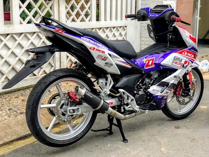 Dàn chân được thay đổi rất nhiều từ cặp mâm 5 chấu đến hệ thống heo và đĩa phanh, gắp tất cả đều được nâng cấp, nhằm mang đến hiệu năng tốt và giảm đi trọng lượng cho xe Xem thêm tại