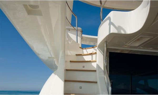 Với mức thu nhập khoảng 1 triệu euro trong một tháng, tiền đạo người Brazil không gặp nhiều khó khăn khi tậu chiếc du thuyền được sản xuất thủ công ở Italia trị giá 6,2 triệu đô la (tương tương khoảng 170 tỷ đồng)