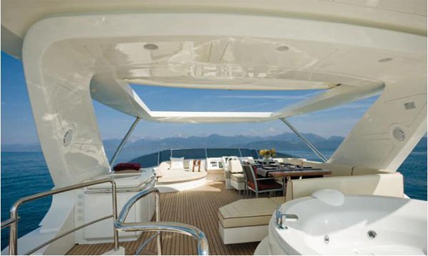 Chiếc du thuyền có xuất xứ từ Italia, có chiều dài 25 mét. Neymar đã lấy tên mẹ của mình Nadine để đặt cho chiếc du thuyền