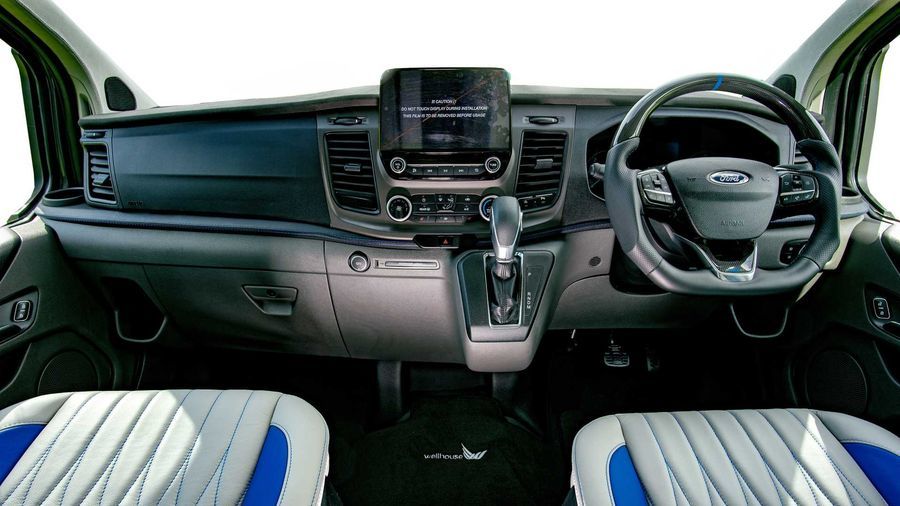 Tương tự như diện mạo bên ngoài, nội thất của chiếc Ford Transit Custom này cũng rất thể thao với những ghế ngồi màu trắng, kèm chỉ khâu và nhiều điểm nhấn màu xanh dương