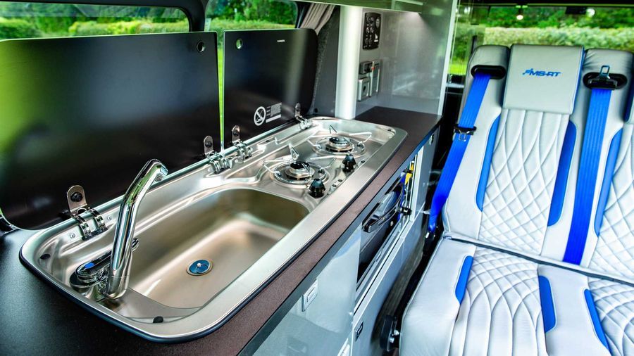 Bên cạnh đó, chiếc xe cũng sở hữu nhiều tính năng nội thất cần thiết cho mục đích chính - đó là dã ngoại, di chuyển