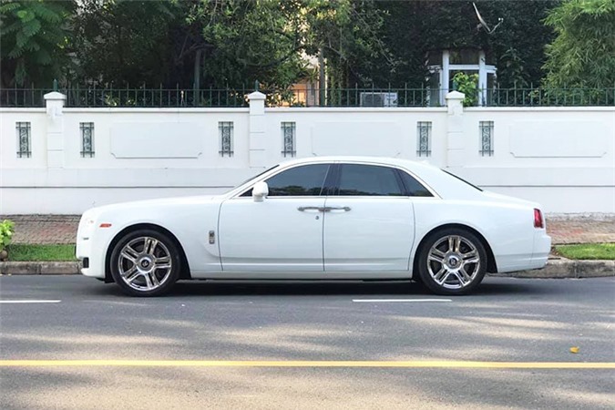 Mới đây, một chiếc Rolls-Royce Ghost đời 2011 đã lăn bánh khoảng 32.000km được một chủ nhân tại Hà Nội thanh lý và chào bán với mức giá khá mềm trên sàn xe sang cũ
