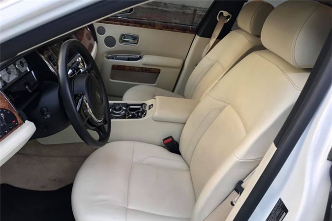 Đặc biệt, hệ thống ghế ngồi bên trong Rolls-Royce Ghost còn được sắp xếp theo “cấu hình rạp hát” sao cho mọi hoạt động vốn không ảnh hưởng đến người lái có thể được điều chỉnh từ ghế sau