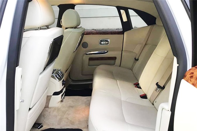 Các chi tiết như hành cửa ốp gỗ, bọc da, các nút bấm được chế tác từ hợp kim và được mạ chrome vẫn còn sáng bóng