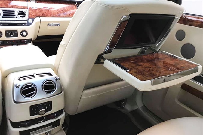 Xe siêu sang Roll-Royce Ghost sở hữu khối động cơ 6,6 lít V12 tăng áp, công suất 563 mã lực và mô-men xoắn 780 Nm ở ngay vòng tua máy 1.500 vòng/phút