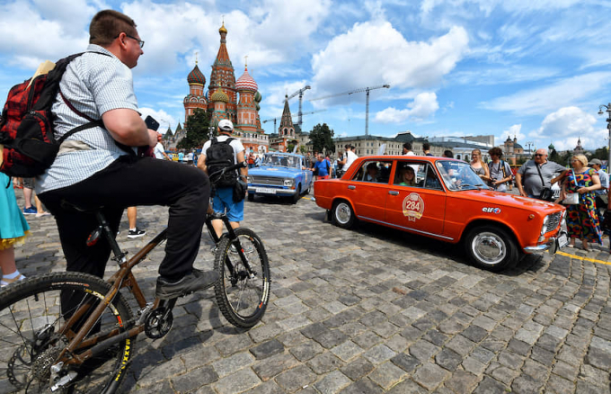 Đoàn xe cổ bắt đầu lăn bánh