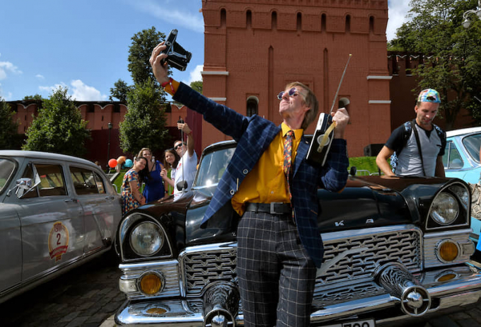 Người tham gia cuộc thi bên chiếc xe cổ của mình