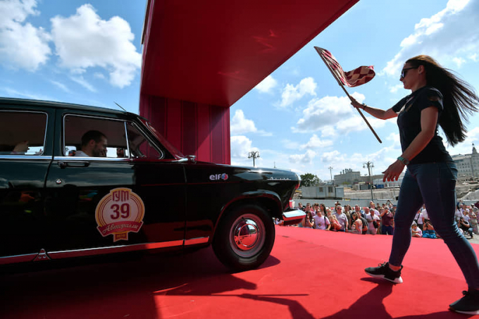 Cuộc diễu hành kết thúc tại công viên của Đại học quốc gia Matxcơva trên Đồi Chim sẻ