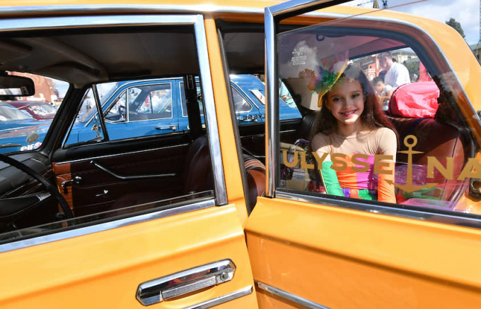 Cuộc thi chính thức bắt đầu khi chiếc đồng hồ trên Tháp Spasskaya của Kremlin điểm 12h trưa