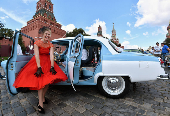 Đoàn xe diễu hành bắt đầu lăn bánh từ Vasilyevsky Spusk