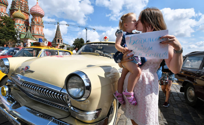 Một em bé được mẹ đưa đến sự kiện