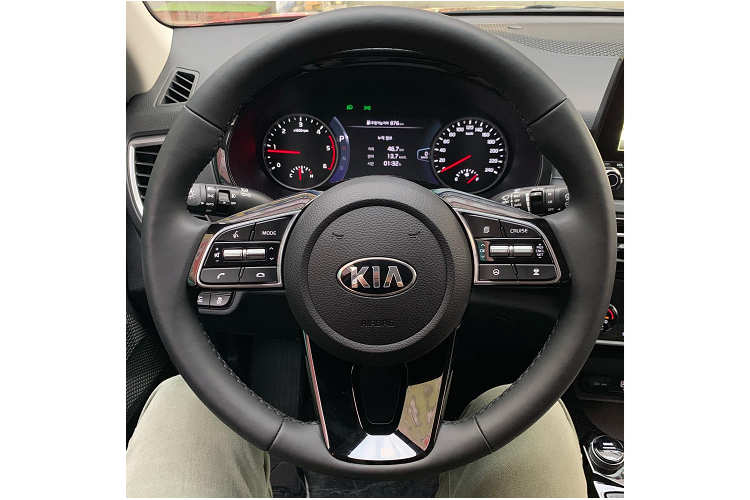 Phần đầu xe Kia Seltos nổi bật với cụm lưới tản nhiệt hình mũi hổ rộng nối liền mạch với cụm đèn pha LED 2 tầng, bên cạnh đó cụm đèn sương mù LED cũng được nối liền với nhau bằng một khe hút gió rộng bên dưới