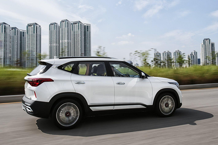 Nội thất Kia Seltos sở hữu hệ thống thông tin giải trí hiện đại với màn hình cảm ứng 10,25 inch, hệ thống ánh sáng bên trong nội thất sẽ thay đổi theo môi trường âm thanh – Sound Mood Lighting, dàn âm thanh cao cấp của Bose 8 loa, Kia Seltos cũng được trang bị màn hình hiển thị sau kính lái HUD 8 inch và hơn thế nữa