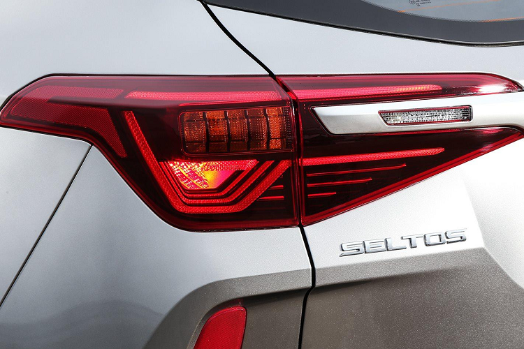 Hãng xe Kia cho biết, Seltos là mẫu xe nhắm vào đối tượng khách hàng trẻ yêu thích công nghệ. Xe cũng có 3 màu nội thất là đen, đỏ mận và nâu