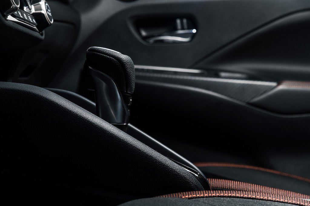 Ngoài ra, hãng sản xuất Nhật Bản còn nâng cấp hàng loạt hệ thống cảnh báo an toàn như phanh khẩn cấp tự động, cảnh báo chệch làn đường và tiêu chuẩn dầm cao tự động