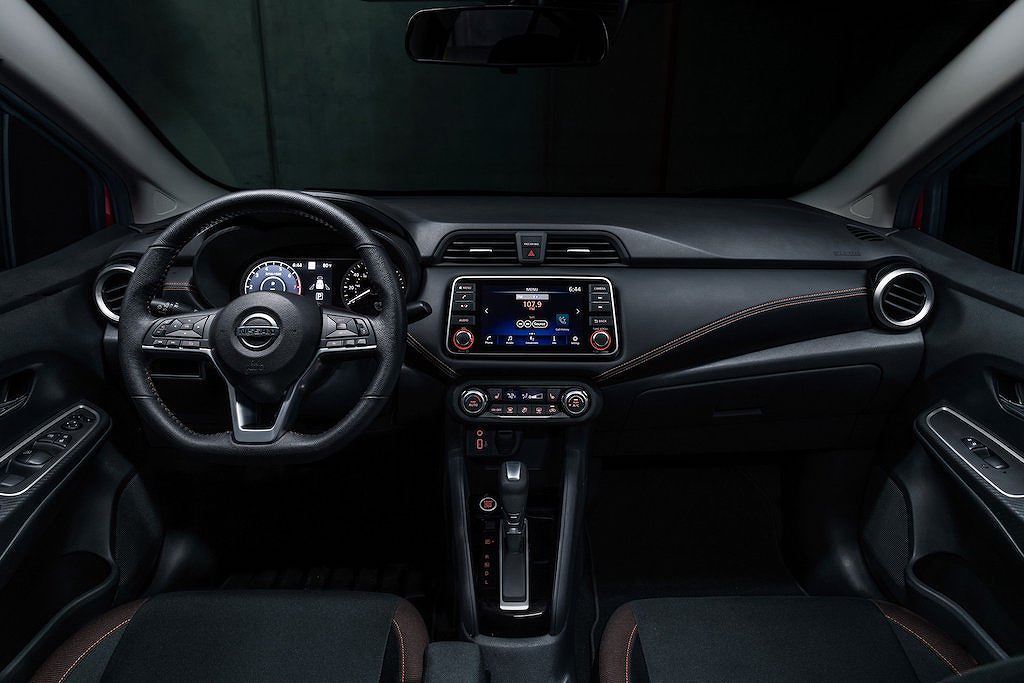 Về nội thất và trang bị giải trí, trừ phiên bản tiêu chuẩn (bản S-MT), Nissan đã tích hợp công nghệ Apple CarPlay và Android Auto