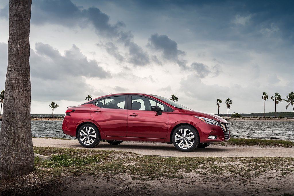 Ở phiên bản rẻ nhất Versa S được trang bị hộp số sàn 5 cấp, kèm với động cơ 4 xi-lanh 1.6 lít; trong khi 3 phiên bản còn lại là Versa S (CVT); Versa SV và SR đều được trang bị động cơ 4 xi-lanh 1.6 lít, công suất tối đa đạt 122 mã lực và mô-men xoắn đạt 15 Nm