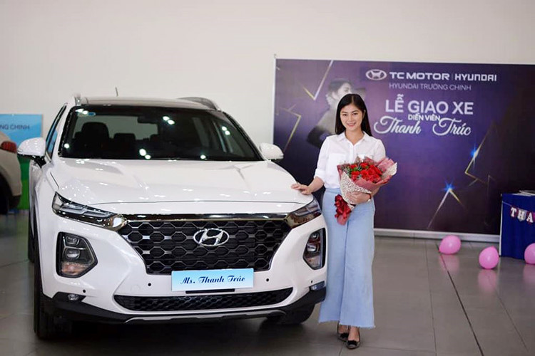 Mới đây, nữ diễn viên xinh đẹp Thanh Trúc đã sắm chiếc xe Hyundai SantaFe 2019 mới để phục vụ cho cuộc sống và công việc. Chiếc SantaFe mới của Thanh Trúc là bản cao cấp với ngoại thất màu trắng trang nhã
