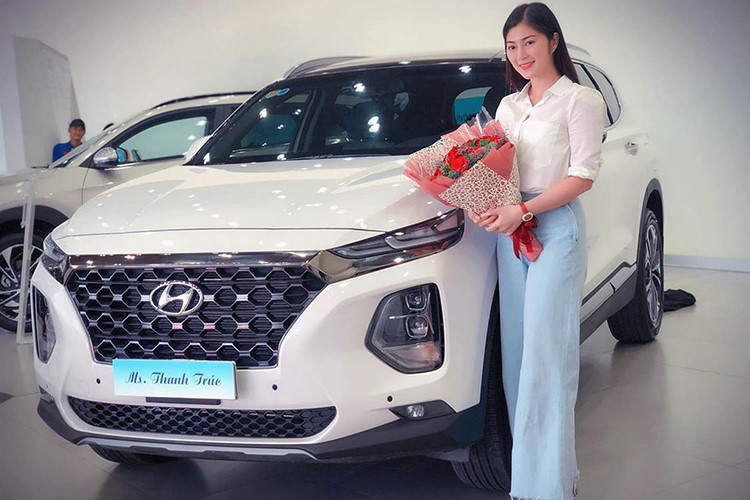 Chiếc SUV 7 chỗ Hyundai SantaFe 2019 của Thanh Trúc sở hữu kích thước Dài x Rộng x Cao 4.770 x 1.890 x 1.680 mm, chiều dài cơ sở đạt 2.765 mm. Mẫu xe này trông hầm hố và cơ bắp hơn hẳn thế hệ tiền nhiệm