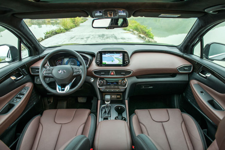 Bên trong nội thất của Hyundai SantaFe 2019 cũng có nhiều thay đổi hơn trước. Thiết kế màn hình thông tin giải trí được thay đổi, đặt hẳn lên cao