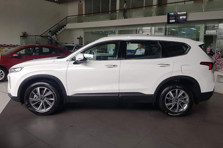 Lần đầu tiên ra mắt thị trường Việt Nam vào ngày 9/1/2019, Hyundai SantaFe 2019 có tổng cộng 6 bản trang bị khác nhau là xăng tiêu chuẩn, dầu tiêu chuẩn, xăng đặc biệt, dầu đặc biệt, xăng cao cấp và dầu cao cấp. Giá bán Hyundai SantaFe của phiên này dao động từ 995 triệu đến 1,245 tỷ đồng