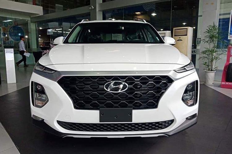 Lưới tản nhiệt của xe sở hữu kiểu thiết kế Cascade mới với các nan lưới tròn, cặp đèn pha LED được nối liền bởi một thanh nẹp chrome lớn, đèn sương mù và đèn xi-nhan gom thành một cụm, mâm xe hợp kim 19 inch khiến chiếc xe trông hầm hố hơn
