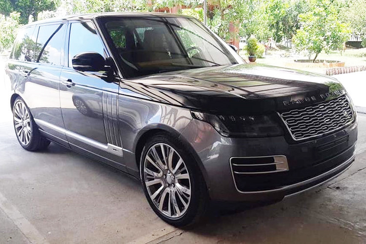 Vào giữa tháng 7 vừa qua, một chiếc SUV hạng sang Range Rover SVAutobiography đời 2019 đã được công ty nhập khẩu tư nhân Hà Nội khui công thu hút không ít sự chú ý của giới mê xe