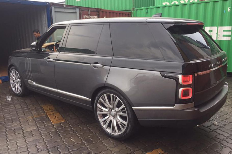 Theo giới thạo tin, giá xe Range Rover SVAutobiography 2019 ở các công ty nhập khẩu tư nhân được chào bán gần 20 tỷ đồng. Hiện chưa có thông tin gì về việc phiên bản Range Rover SVAutobiography 2019 sẽ được phân phối chính hãng tại thị trường Việt Nam