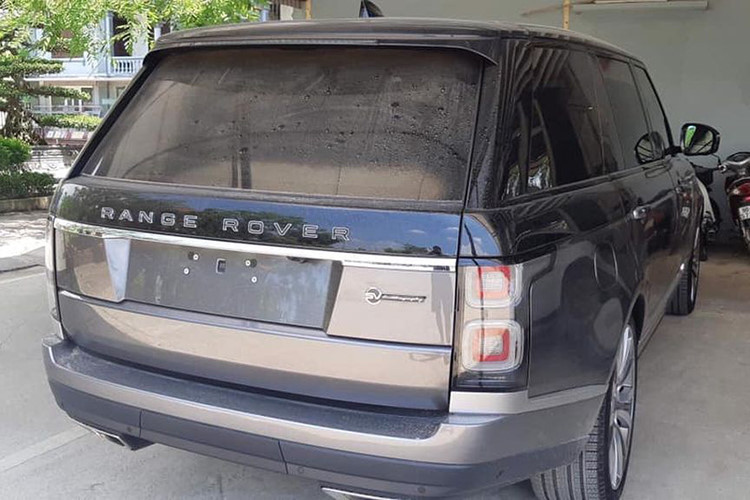 Ngoại thất chiếc SUV hạng sang Range Rover SVAutobiography 2019 mới xuất hiện tại Hà Nam có màu sơn xám lông chuột ở nửa thân dưới, nửa thân trên sơn màu đen bóng. Ngoại hình xe còn có nhiều chi tiết mạ crôm sáng bóng hoặc bằng bạc