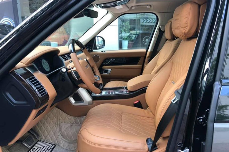 Bên trong khoang lái của Range Rover SVAutobiography 2019 còn có các trang bị nổi bật như hệ thống giải trí InControl Touch Pro Duo sử dụng 2 màn hình cảm ứng 10 inch trên bảng điều khiển trung tâm. Hàng ghế sau có thêm 2 màn hình giải trí, đồng hồ Zenith