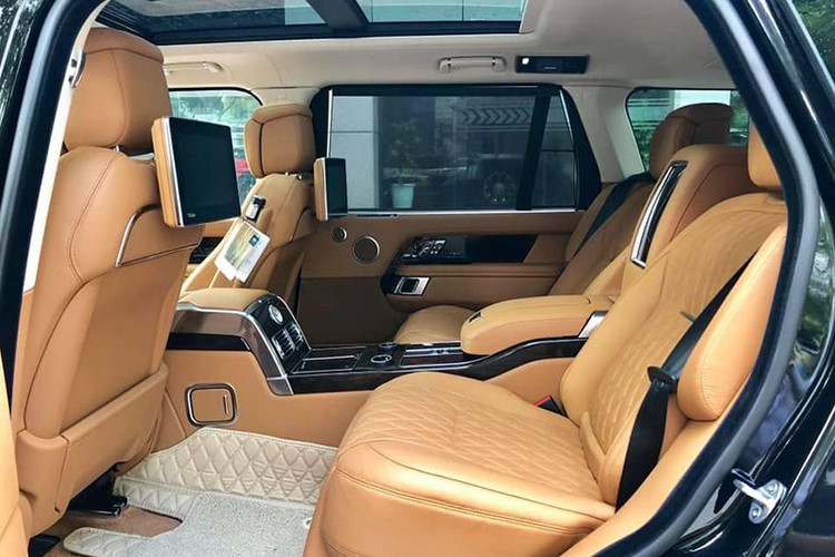 Range Rover SVAutobiography 2019 không chỉ là chiếc xe đắt nhất, nội thất xa hoa mà còn sở hữu khối động cơ "khủng". Xe được trang bị "trái tim" V8, dung tích 5.0 lít, siêu nạp sản sinh ra công suất tối đa 565 mã lực và mô-men xoắn cực đại 700 Nm