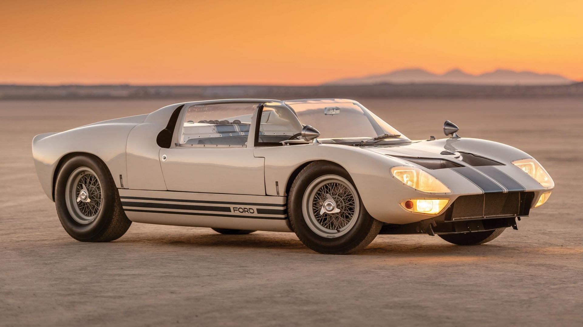 Xe cổ Ford GT40 Roadster từng đồng hành cùng nhiều tay đua huyền thoại như Carroll Shelby, Ken Miles hay Jim Clark đang được bán đấu giá với số tiền đáng kinh ngạc