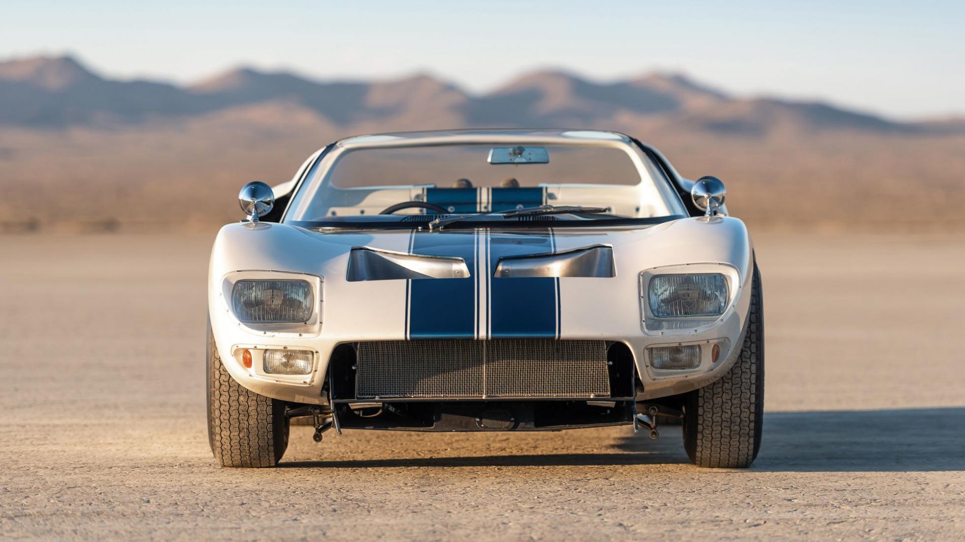 Chiếc Ford GT40 Roadster với tên gọi GT/108 là một trong 12 chiếc GT40 thử nghiệm được phát triển cho dự án đua Le Mans (thời kỳ họ hoàn toàn vượt mặt Ferrari)