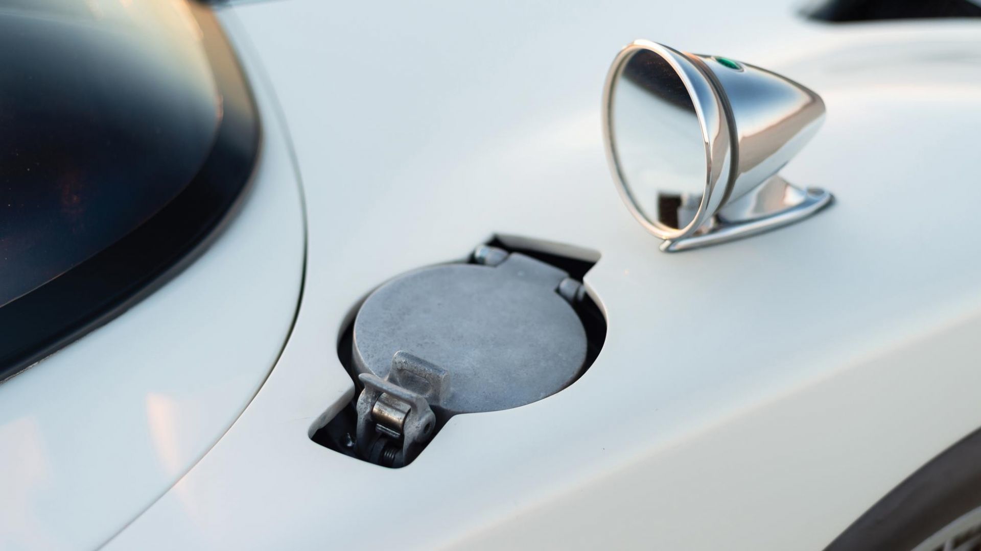 Nhà đấu giá cho biết, nó là chiếc Roadster duy nhất đã trải qua nhiều thập kỷ mà vẫn giữ nguyên hình dáng ban đầu, ngoại trừ những phần cần được phục hồi