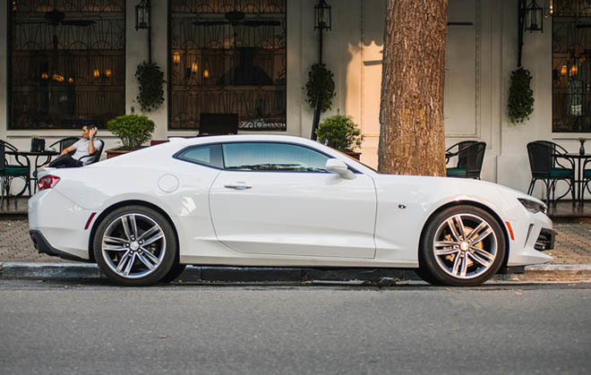 Ngoại thất xe với màu sơn trắng Summit White cùng gói trang bị thể thao RS. Thân xe dùng nhiều đường gân dập nổi tăng tính cơ bắp. Kích thước lần lượt dài x rộng x cao là 4,780mm x 1.900mm x 1.350mm và chiều dài cơ sở 2.810mm.