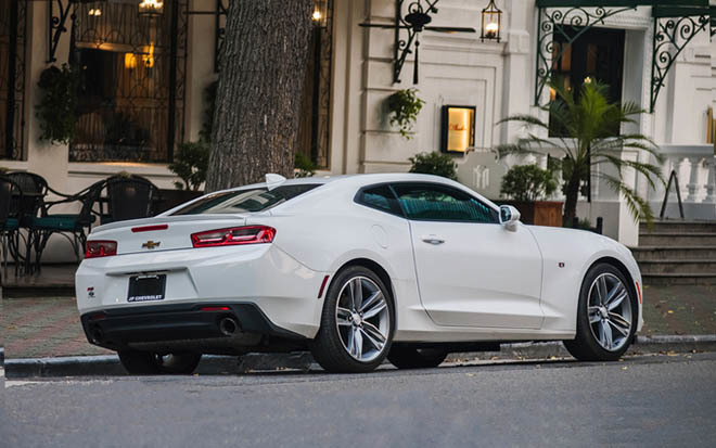 Hãng xe Mỹ vẫn giữ nguyên thiết kế đặc trưng cơ bắp tương tự các dòng xe khác cho Chevrolet Camaro, phần đầu xe nổi bật với cụm đèn pha “sắc lẹm” như mắt chim ưng