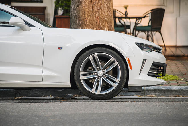 Cabin có ghế lái chỉnh điện 8 hướng và ghế khách trước chỉnh điện 6 hướng, bọc da. Màn hình cảm ứng MyLink kích thước 8 inch