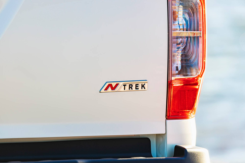 Navara N-Trek 2020 còn có viền đèn pha LED màu đen, lớp decal dán dưới hông xe và logo N-Trek ở đuôi xe