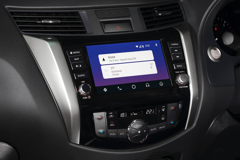 Không chỉ dừng lại ở đó, danh sách những tính năng tiêu chuẩn cũng được gia tăng với: Kết nối điện thoại Bluetooth rảnh tay và truyền phát âm thanh, điều hòa 2 vùng, khóa thông minh, nút đề khởi động và hệ thống điều hướng vệ tinh