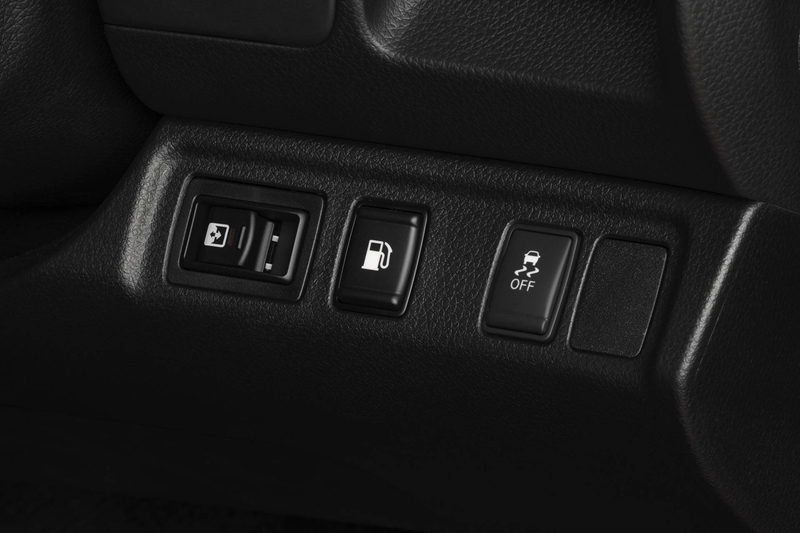 Về tính năng an toàn, chiếc N-Trek được trang bị camera sau, cảm biến đậu xe, màn hình quan sát 360 độ, hỗ trợ khởi hành dốc, hỗ trợ đổ đèo, vi sai điện tử phía sau và nhiều tính năng khác