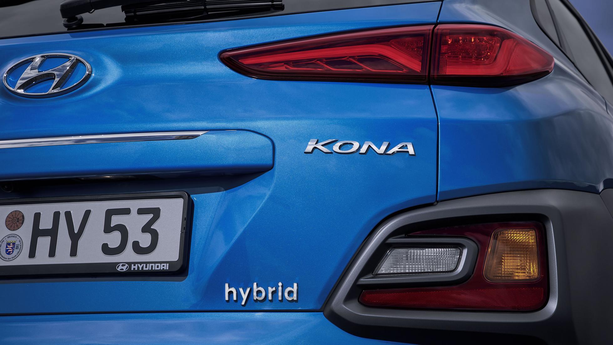 Kona Hybrid phiên bản cao cấp nhất có giá từ 762 triệu VNĐ, bao gồm đèn LED phía trước và phía sau, hệ thống tự động phanh khẩn cấp, ghế bọc da thông khí và được sưởi ấm và hệ thống kính hiển thị lái xe (HUD)
