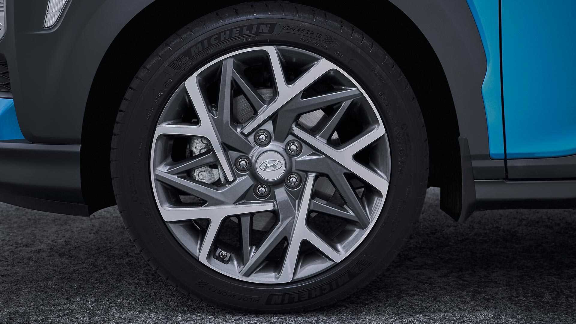 Kona Hybrid SE phiên bản khởi điểm trang bị hệ thống điều hòa, bánh xe 16 inch thiết kế đặc biệt, logo màu trắng đặc biệt tiêu biểu cho phiên bản hybrid trên lỗ thông khí và tay gạt sang số