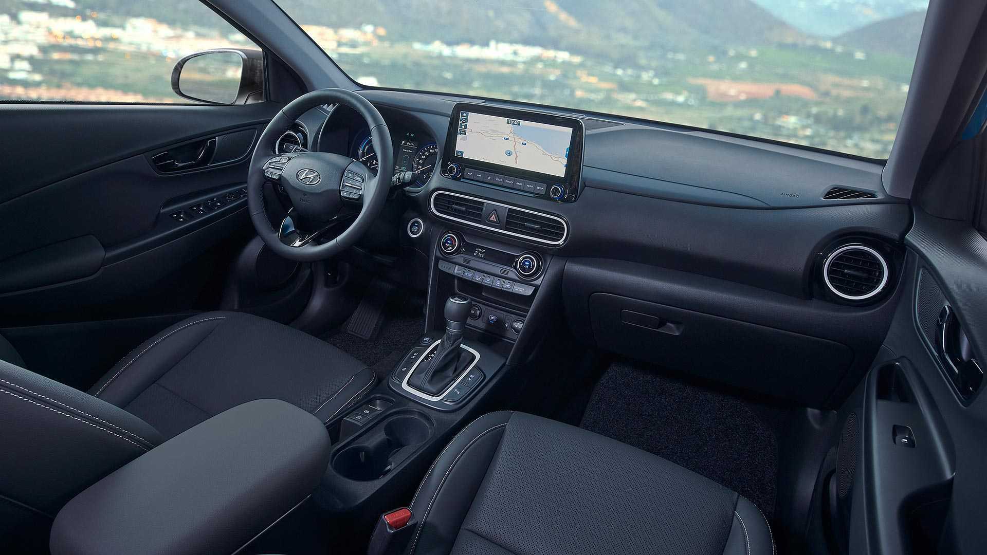 Màn hình cảm ứng 7 inch kết nối Apple CarPlay và Android Auto, hệ thống cảm biến đỗ xe sau, camera và hệ thống hỗ trợ duy trì làn đường