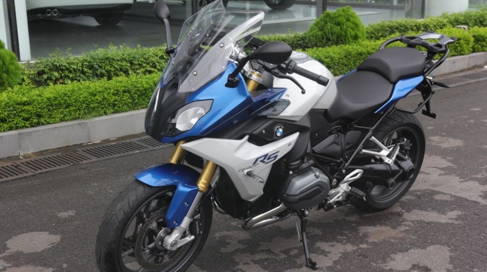 Cùng ngắm nhìn những đường nét vô cùng hầm hố của BMW R1200RS