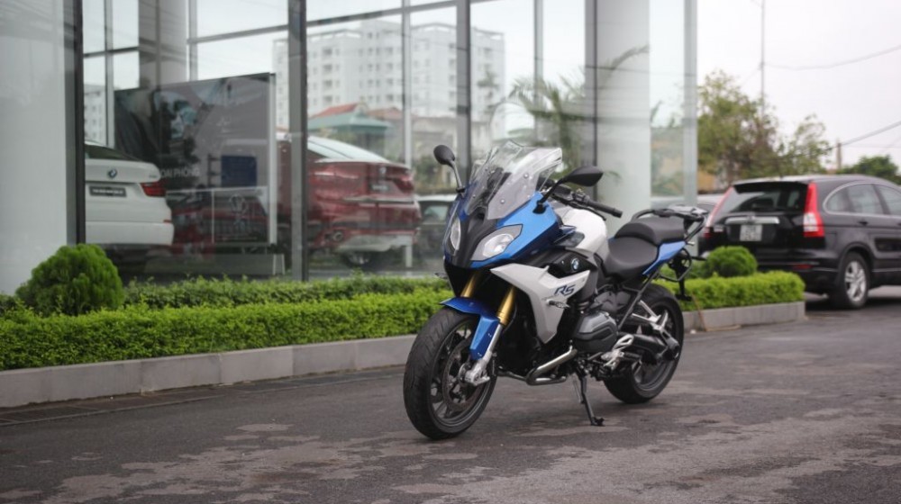 BMW R1200RS là mẫu sport-touring trang bị động cơ boxer đặc trưng của hãng, được phát triển từ chiếc R90S 1973