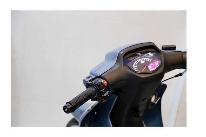 Theo đúng thiết kế của Honda thì dòng Wave đời cũ này vẫn sử dụng đồng hồ cơ nguyên bản tuy nhiên do yêu thích sự hiện đại mà chủ xe đã sử dụng đồng hồ Koso phiên bản dành cho Exciter 4 số và Sirius xăng cơ sử dụng, khi bỏ qua chiếc Wave độ này phải chế cháo lại phần nhựa nhám nên tốn thêm một khoảng kinh phí kha khá